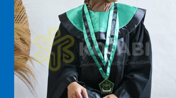 Bikin Paket Toga Wisuda